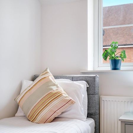 Foxherne 5Bdr 3Ba Serviced House With Parking - Slough By 360Stays Buitenkant foto