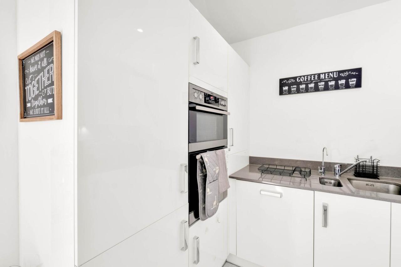 Foxherne 5Bdr 3Ba Serviced House With Parking - Slough By 360Stays Buitenkant foto