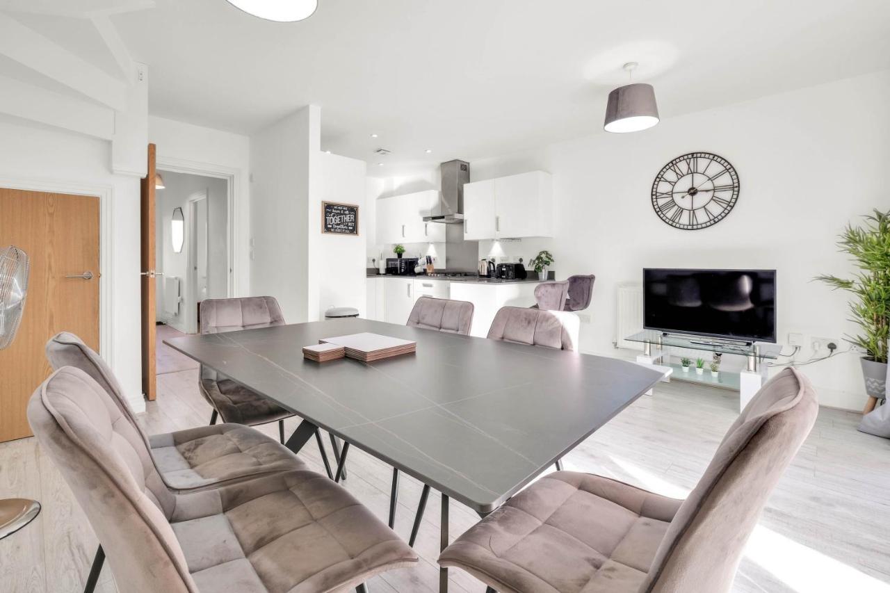 Foxherne 5Bdr 3Ba Serviced House With Parking - Slough By 360Stays Buitenkant foto