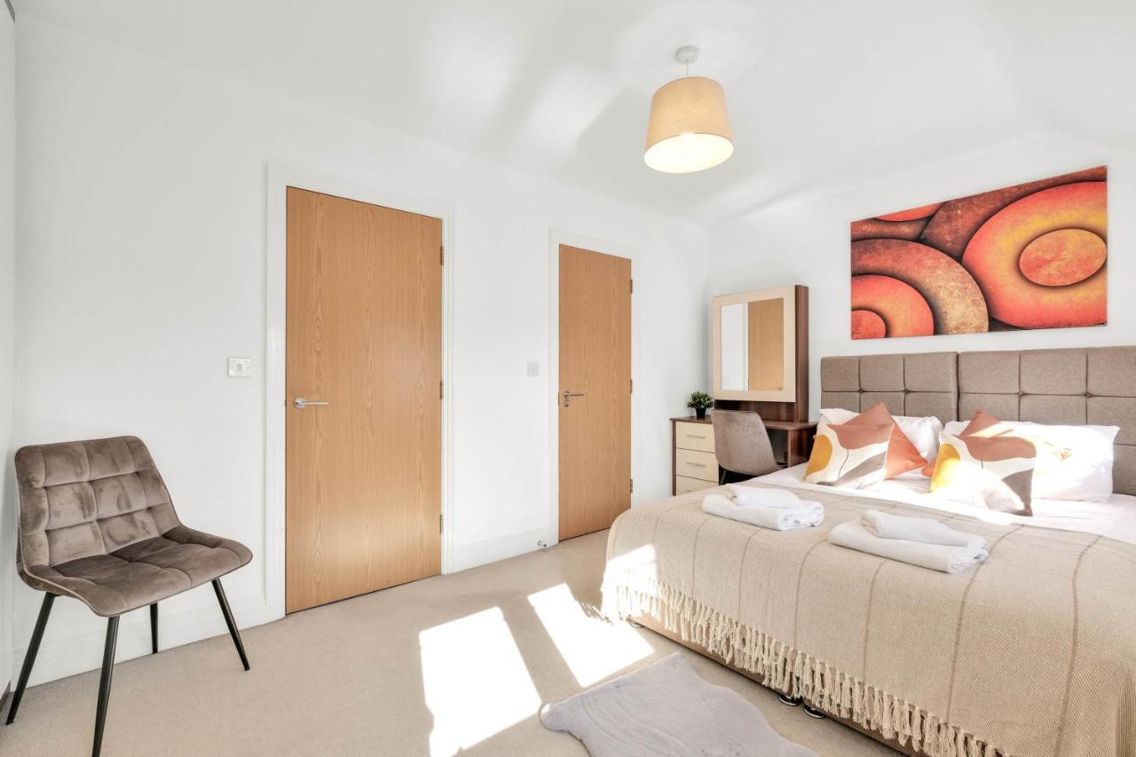 Foxherne 5Bdr 3Ba Serviced House With Parking - Slough By 360Stays Buitenkant foto