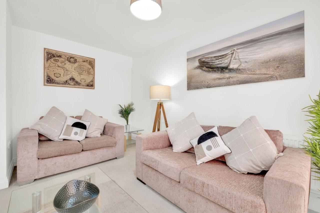 Foxherne 5Bdr 3Ba Serviced House With Parking - Slough By 360Stays Buitenkant foto