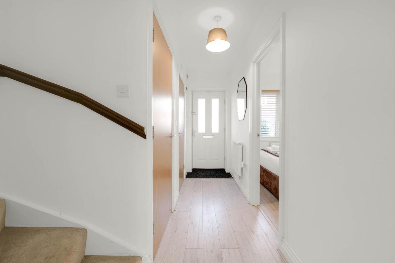 Foxherne 5Bdr 3Ba Serviced House With Parking - Slough By 360Stays Buitenkant foto