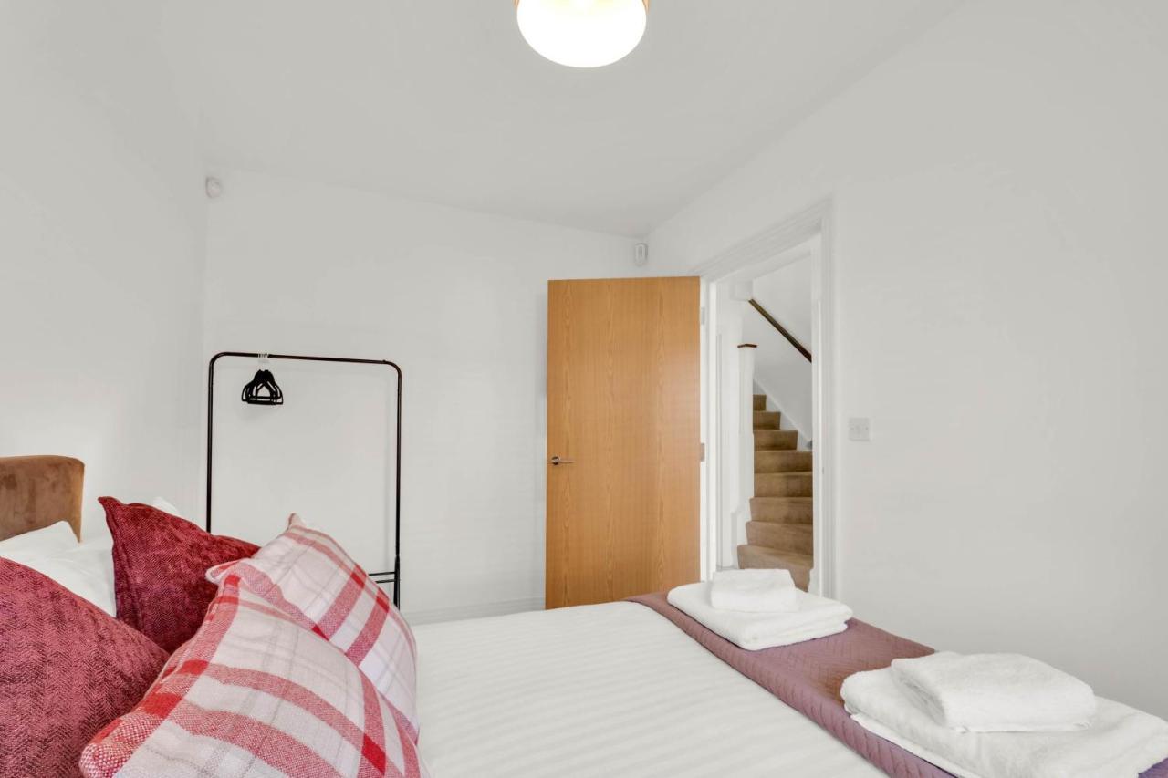 Foxherne 5Bdr 3Ba Serviced House With Parking - Slough By 360Stays Buitenkant foto