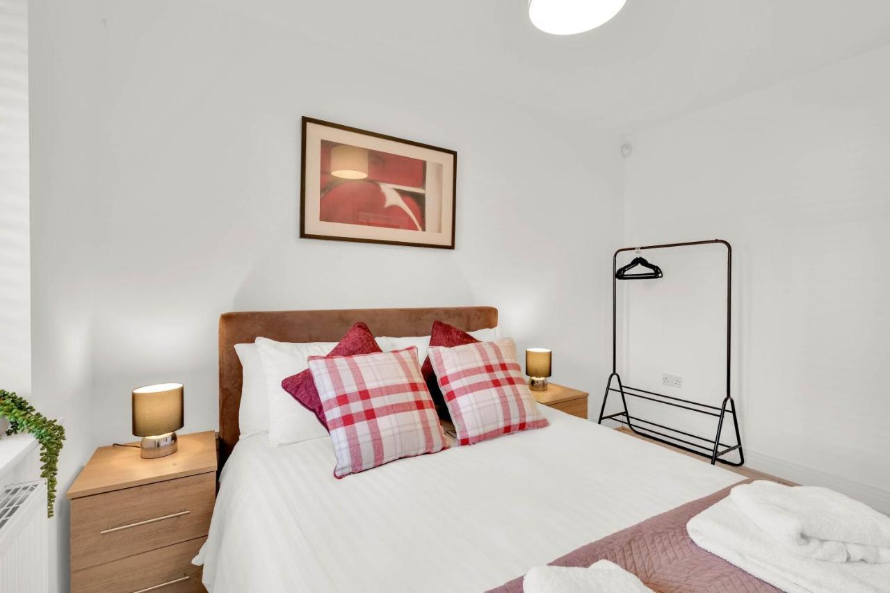 Foxherne 5Bdr 3Ba Serviced House With Parking - Slough By 360Stays Buitenkant foto