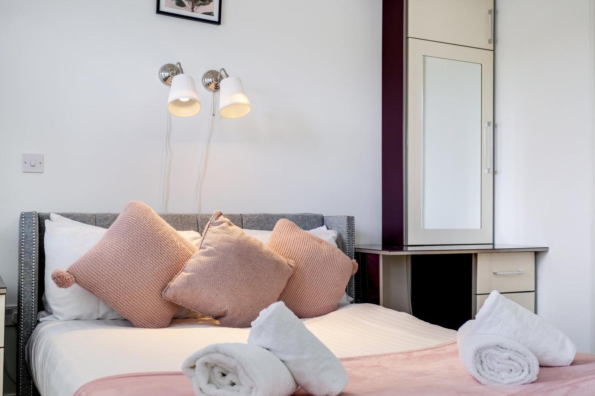 Foxherne 5Bdr 3Ba Serviced House With Parking - Slough By 360Stays Buitenkant foto