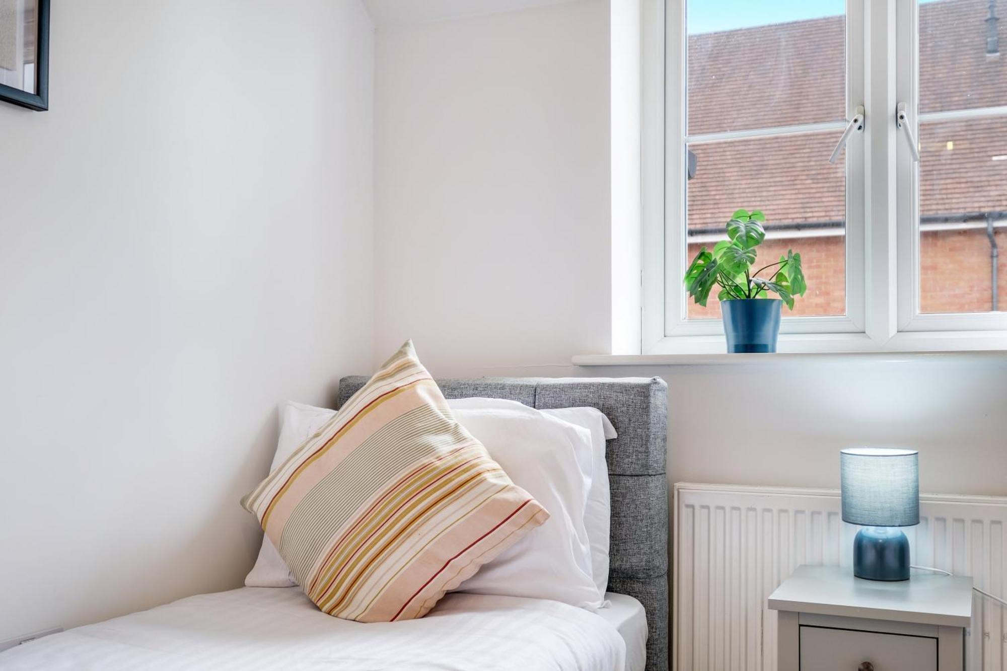 Foxherne 5Bdr 3Ba Serviced House With Parking - Slough By 360Stays Buitenkant foto