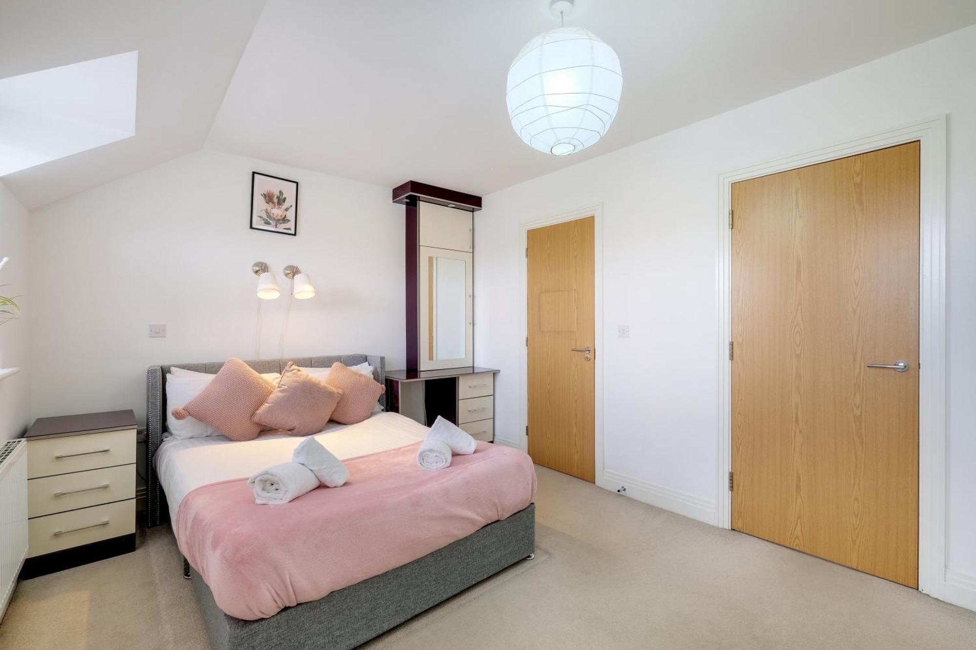 Foxherne 5Bdr 3Ba Serviced House With Parking - Slough By 360Stays Buitenkant foto