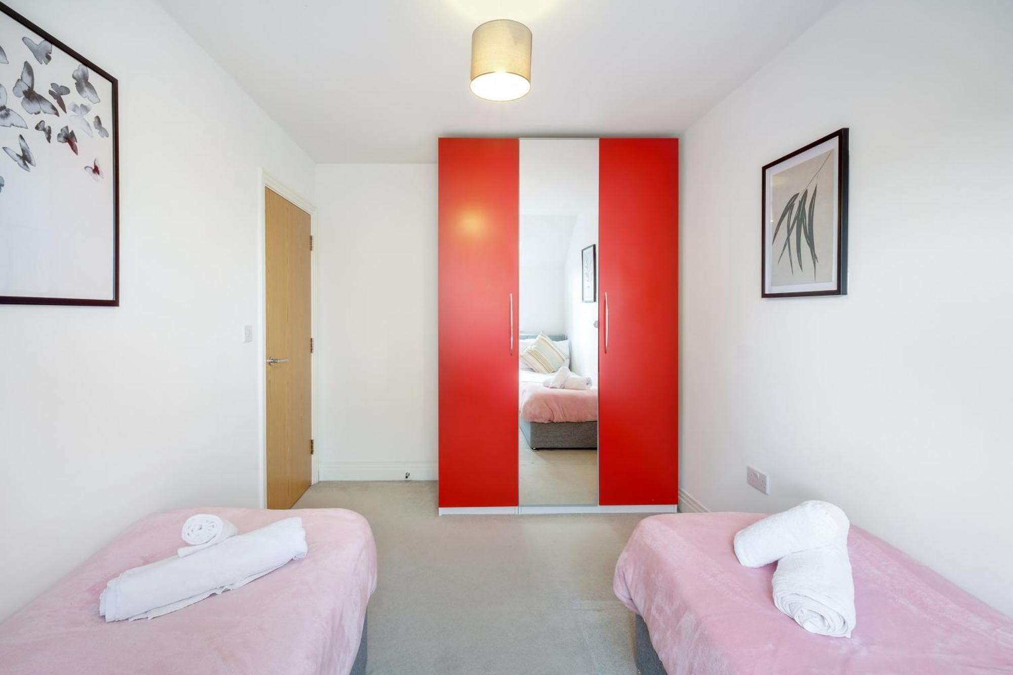 Foxherne 5Bdr 3Ba Serviced House With Parking - Slough By 360Stays Buitenkant foto