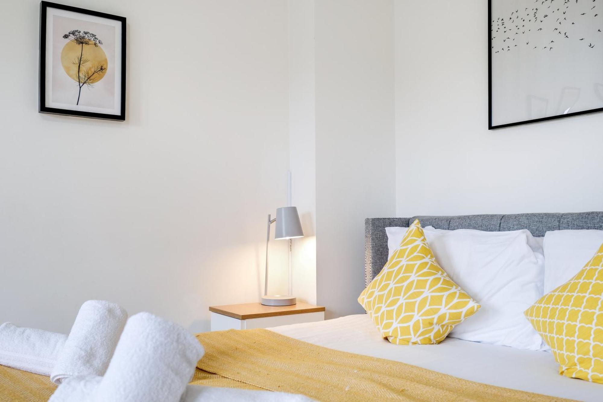 Foxherne 5Bdr 3Ba Serviced House With Parking - Slough By 360Stays Buitenkant foto