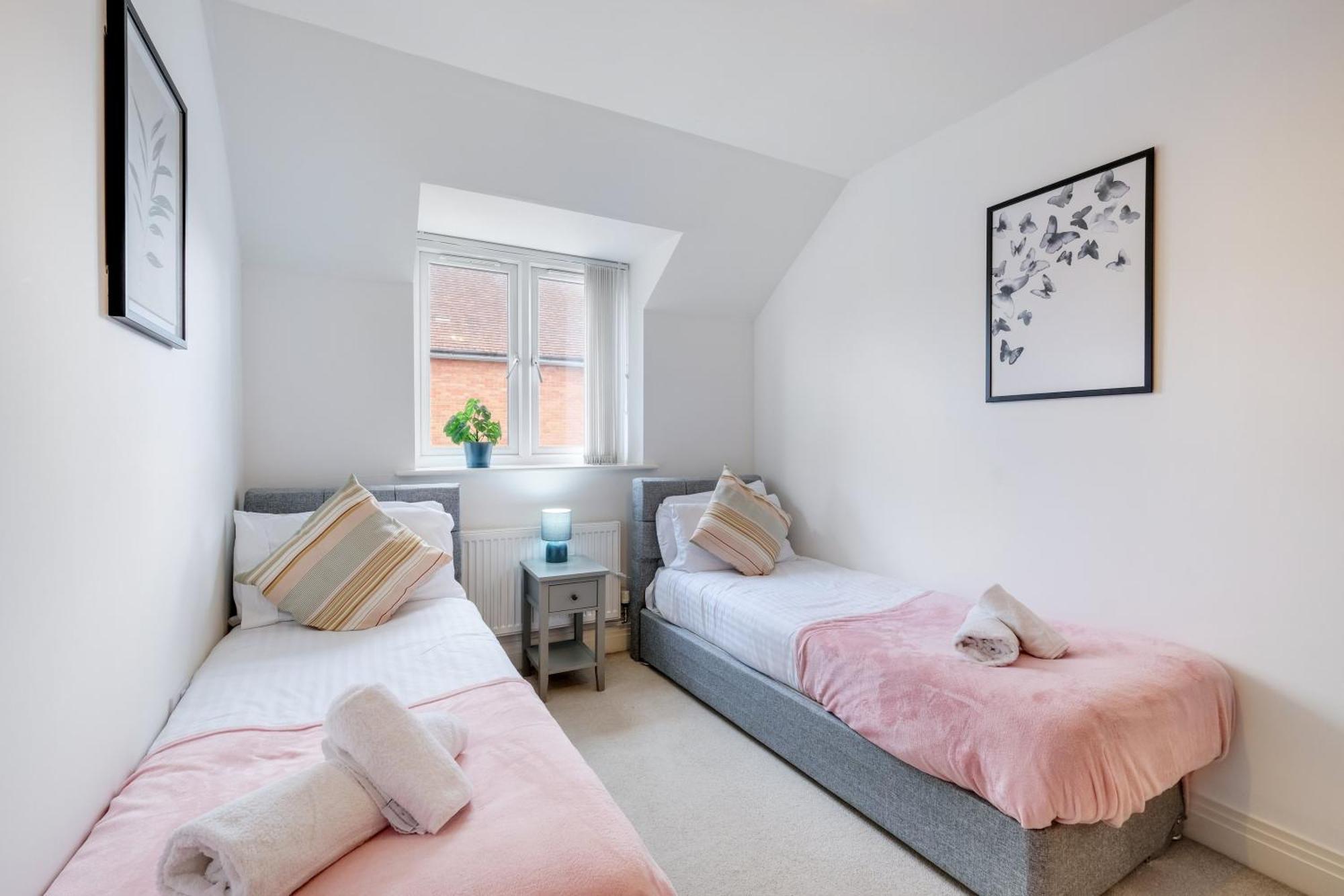 Foxherne 5Bdr 3Ba Serviced House With Parking - Slough By 360Stays Buitenkant foto