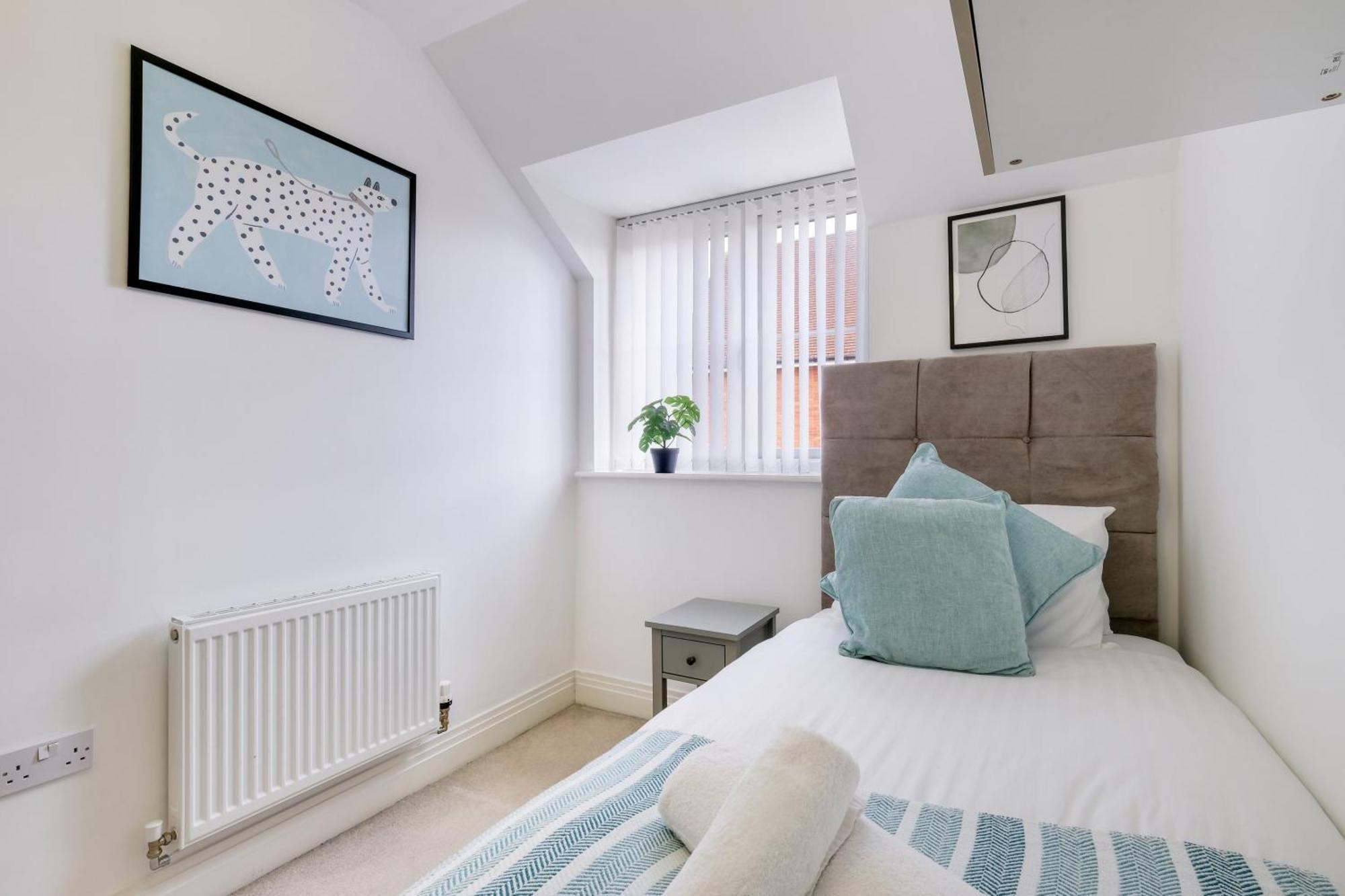 Foxherne 5Bdr 3Ba Serviced House With Parking - Slough By 360Stays Buitenkant foto