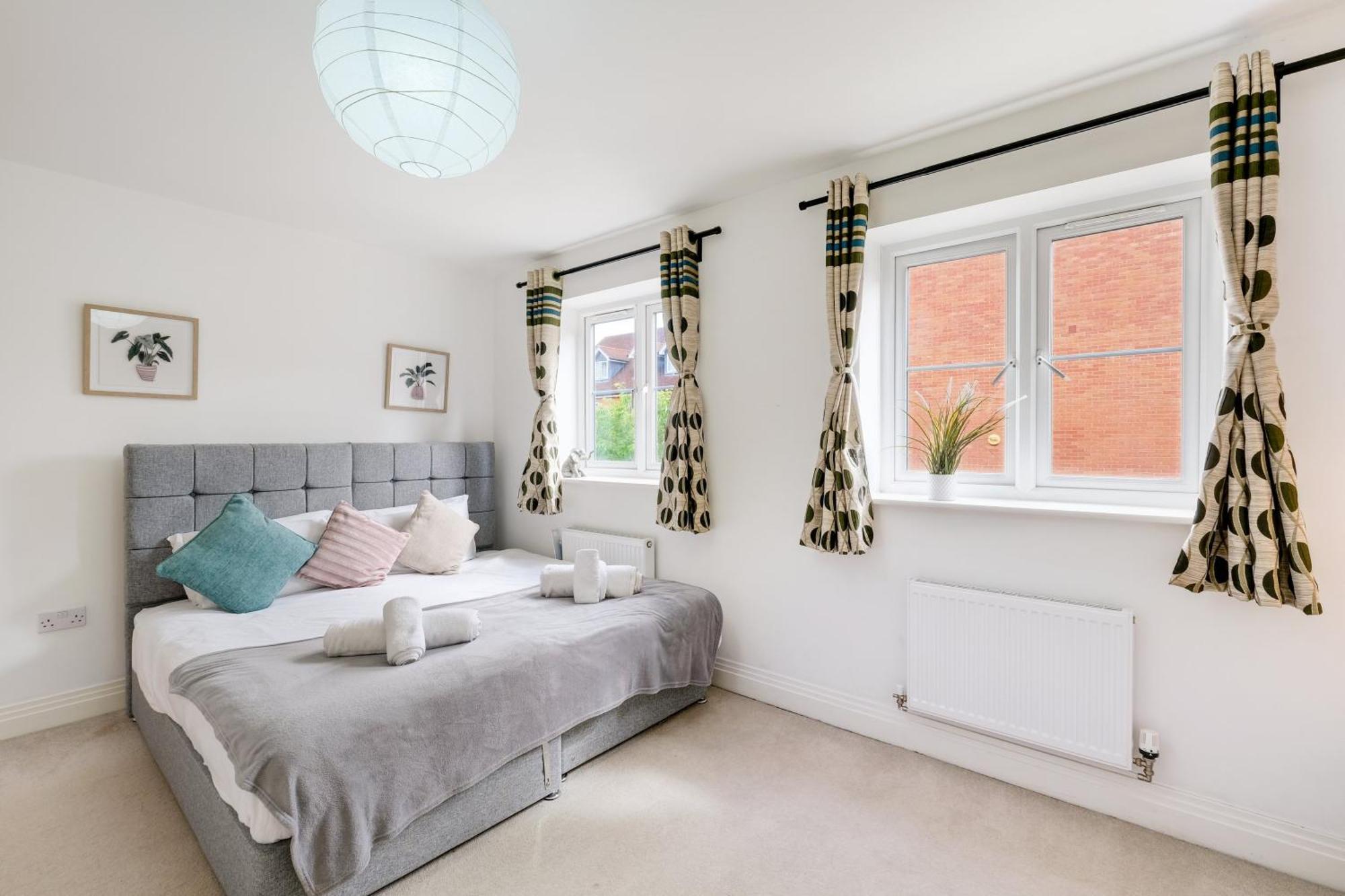 Foxherne 5Bdr 3Ba Serviced House With Parking - Slough By 360Stays Buitenkant foto