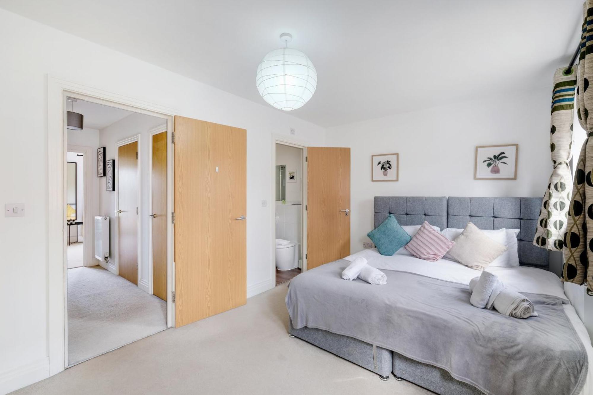 Foxherne 5Bdr 3Ba Serviced House With Parking - Slough By 360Stays Buitenkant foto