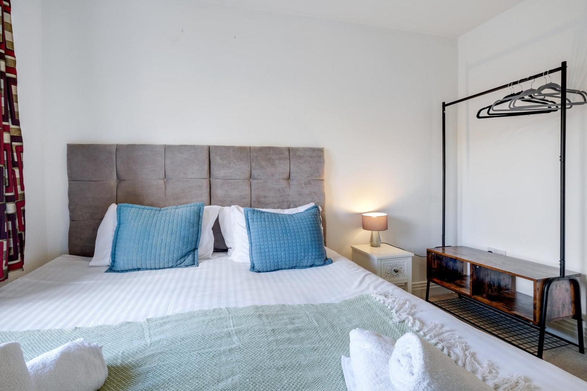 Foxherne 5Bdr 3Ba Serviced House With Parking - Slough By 360Stays Buitenkant foto