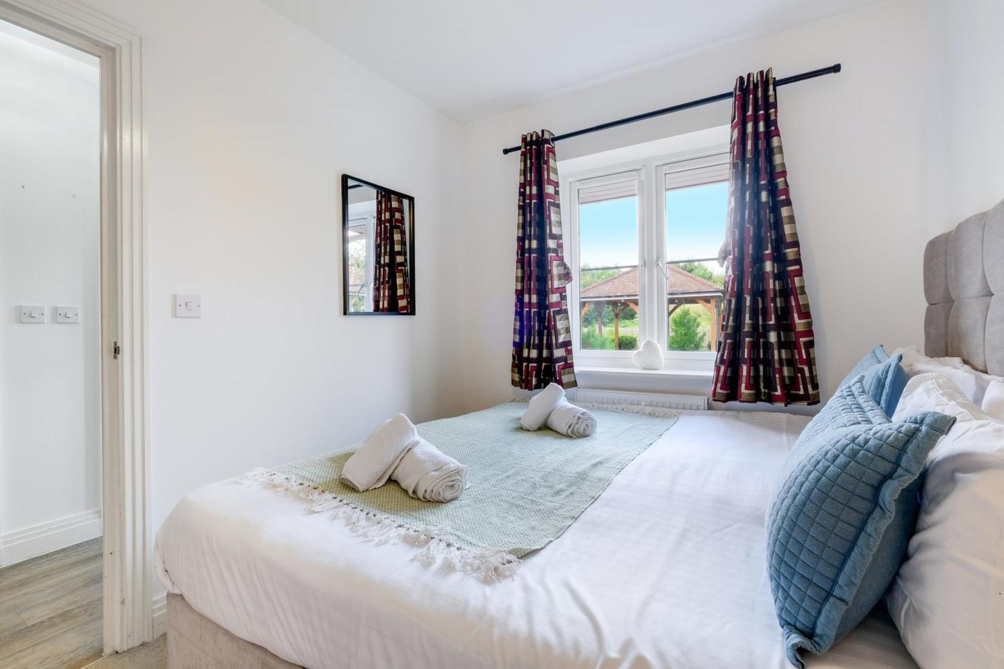 Foxherne 5Bdr 3Ba Serviced House With Parking - Slough By 360Stays Buitenkant foto