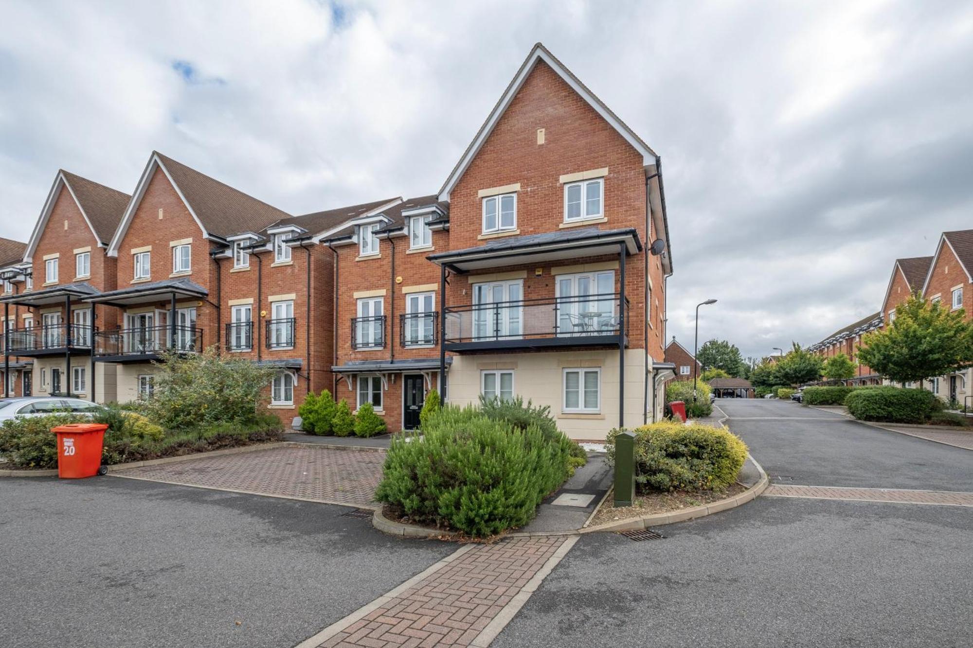 Foxherne 5Bdr 3Ba Serviced House With Parking - Slough By 360Stays Buitenkant foto